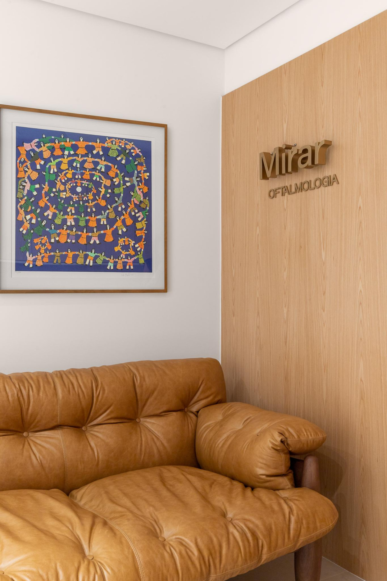 Recepção da clínica Mirar com sofá de couro